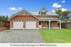 Peel St - Large Family Home Walk to CBD